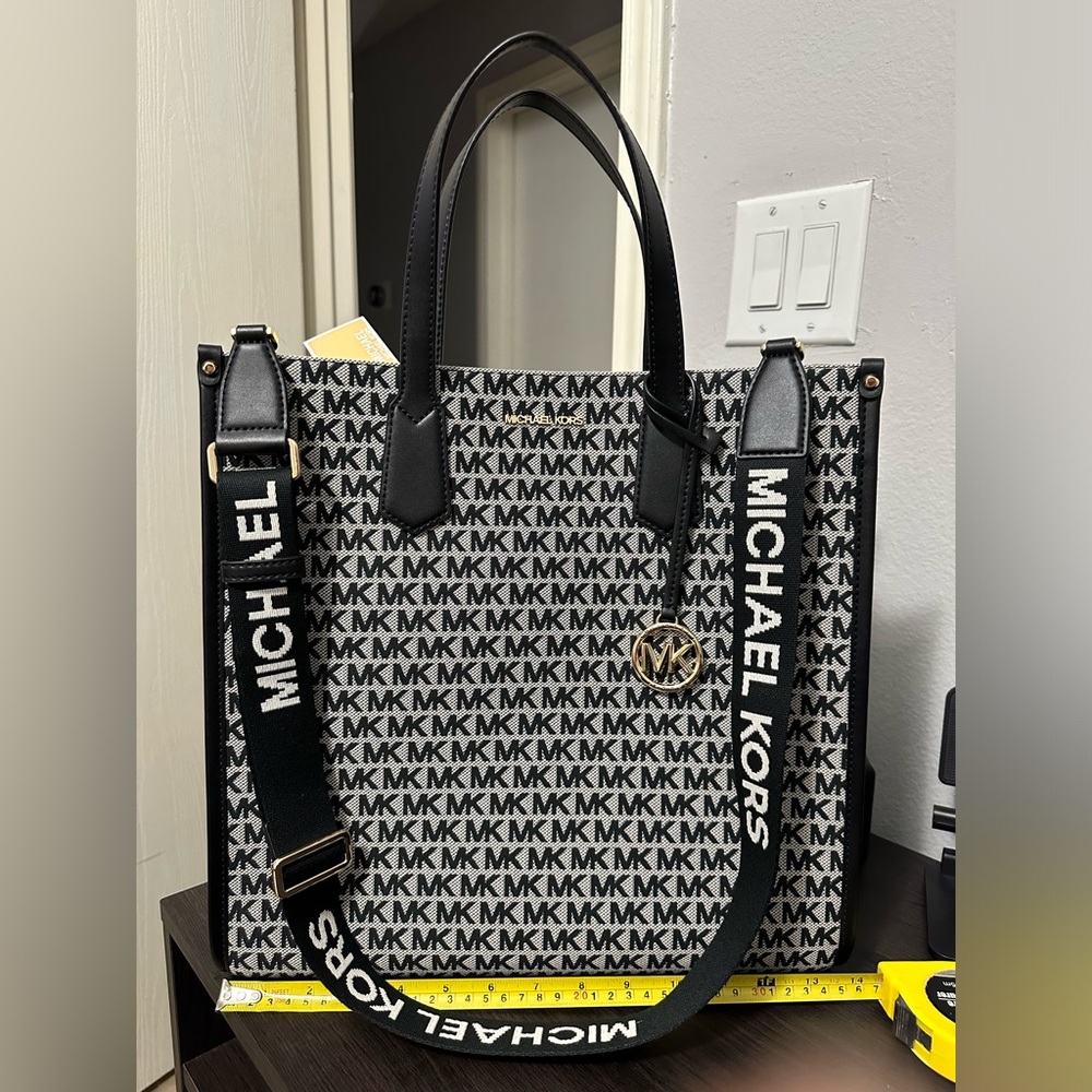 🚨 Flash sale Friday🚨 Michael Kors Maple tote bag